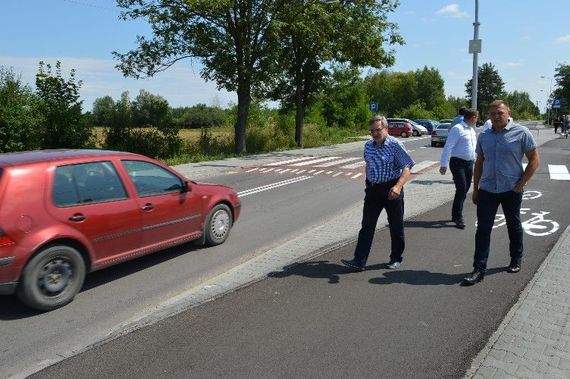
                                                    Grupa osób idących po chodniku
                                                