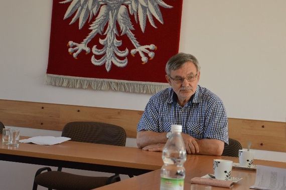 
                                                    1 osoba siedząca na tle godła
                                                