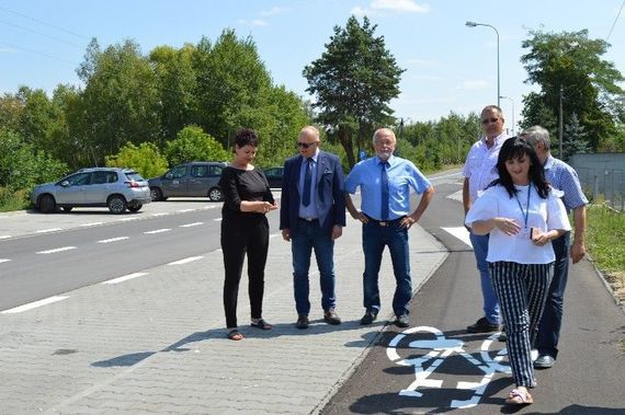 
                                                    Grupa osób pozujących do zdjęcia
                                                