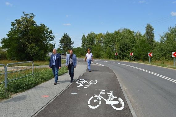 
                                                    Grupa osób idących po chodniku
                                                