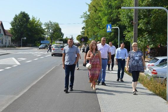 
                                                    Grupa ludzi idących po chodniku
                                                