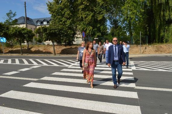 
                                                    Grupa ludzi przechodzących przez przejście dla pieszych
                                                