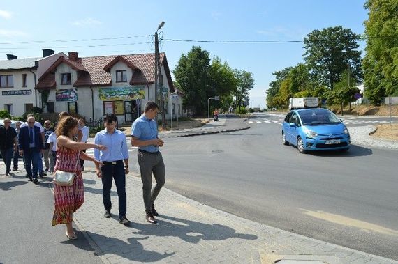 
                                                    Grupa ludzi idących po chodniku
                                                