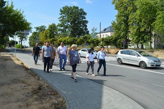 
                                                    Grupa ludzi idących po chodniku
                                                
