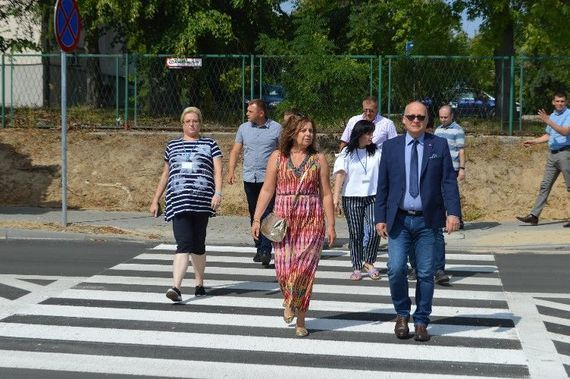 
                                                    Grupa ludzi przechodzących przez przejście dla pieszych
                                                