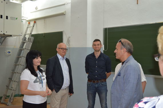 
                                                    Grupa rozmawiających ze sobą ludzi
                                                