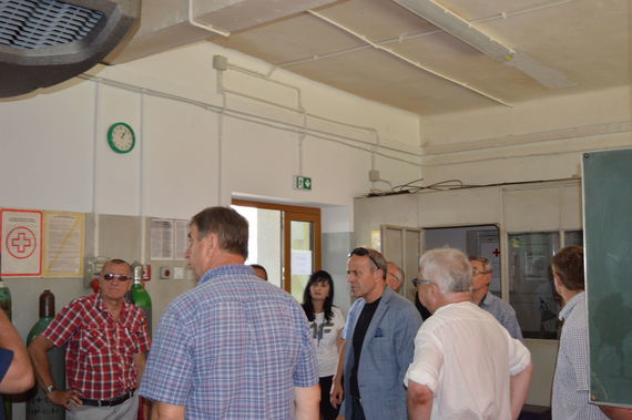 
                                                    Grupa ludzi zwiedzających nowe pomieszczenie
                                                