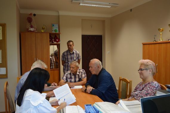 
                                                    Grupa rozmawiających ludzi przy dokumentach
                                                