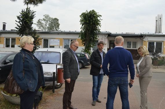 
                                                    Grupa rozmawiających z sobą ludzi
                                                