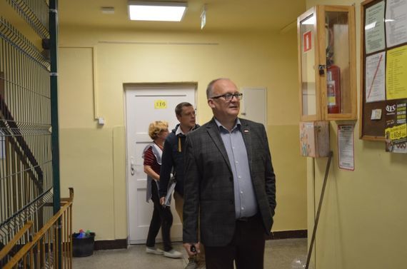 
                                                    3 osoby w budynku pomocy społecznej
                                                