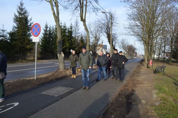 
                                                    Grupa ludzi idących po chodniku
                                                