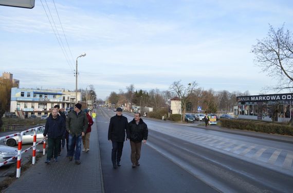 
                                                    Grupa ludzi idących po chodniku
                                                