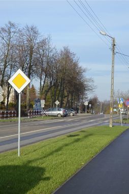 
                                                    Samochody na jezdni
                                                