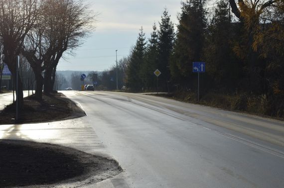 
                                                    Samochody na jezdni
                                                