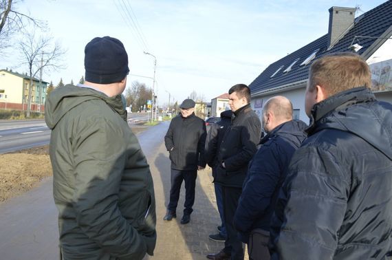 
                                                    Grupa ludzi stojących na chodniku
                                                
