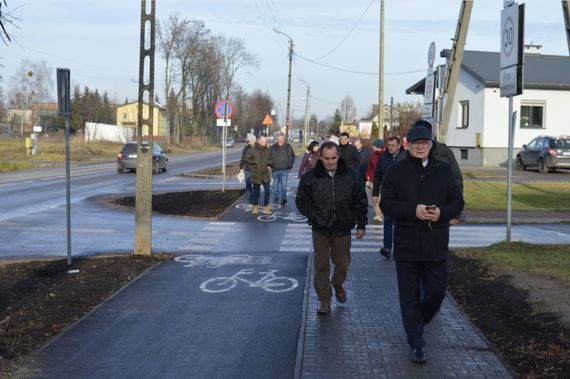 
                                                    Grupa ludzi idących po chodniku
                                                