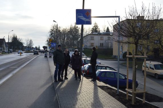 
                                                    Grupa ludzi stojących na chodniku
                                                
