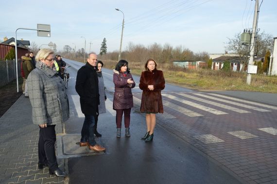 
                                                    Grupa ludzi stojących na chodniku
                                                