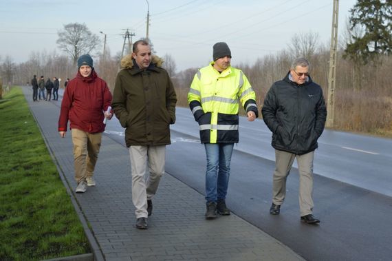 
                                                    Grupa ludzi idących po chodniku
                                                