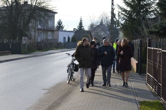 
                                                    Grupa ludzi idących po chodniku
                                                