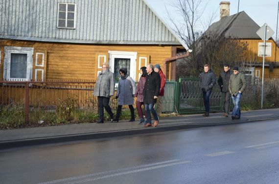 
                                                    Grupa ludzi idących po chodniku
                                                