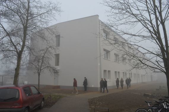 
                                                    Grupa ludzi przy budynku internatu
                                                