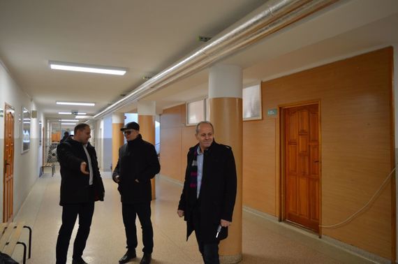 
                                                    3 osoby rozmawiające na korytarzu
                                                