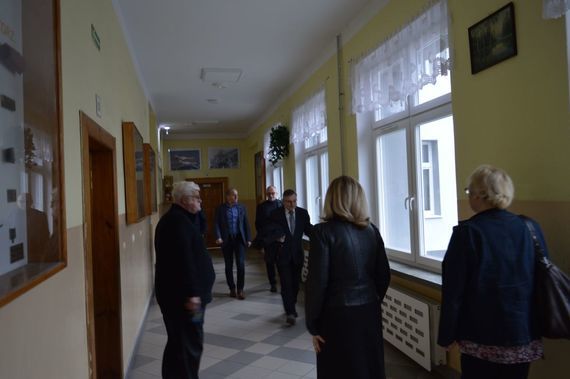 
                                                    Grupa ludzi na korytarzu
                                                