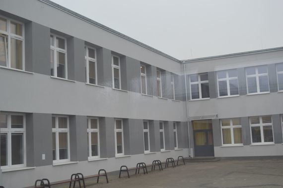 
                                                    Budynek szkoły
                                                