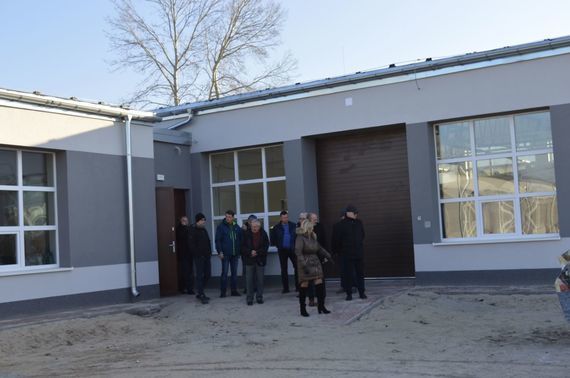 
                                                    Grupa ludzi przy budynku szkolnym
                                                