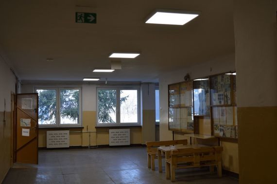 
                                                    Oświetlony korytarz i znak bezpieczeństwa
                                                