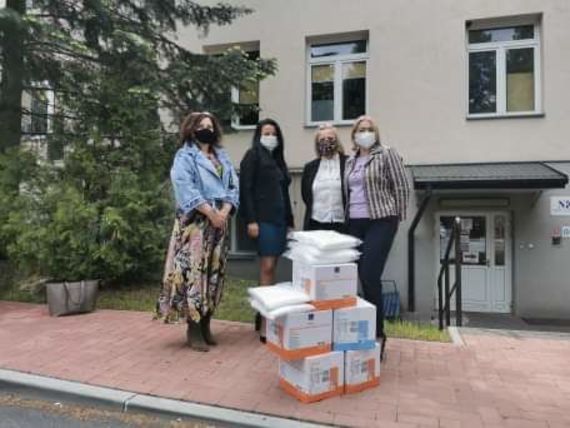 
                                                    Cztery panie w maseczkach i nowe środki ochrony osobistej
                                                