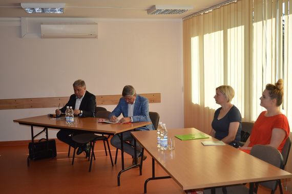 
                                                    Na zdjęciu dwie siedzące kobiety i dwóch mężczyzn
                                                