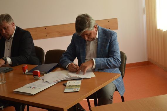 
                                                    Za zdjęciu podpisanie partnerstwa
                                                