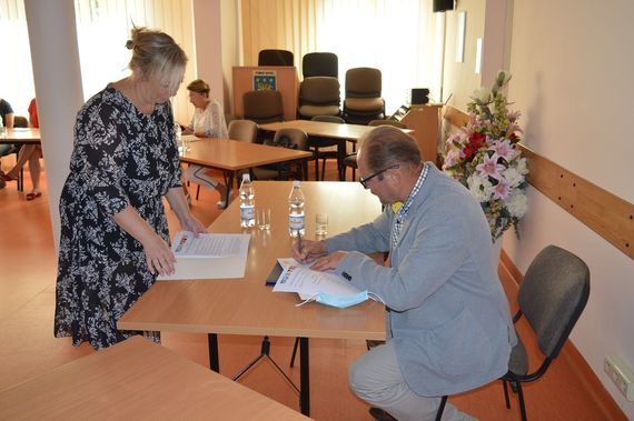 
                                                    Za zdjęciu podpisanie partnerstwa
                                                