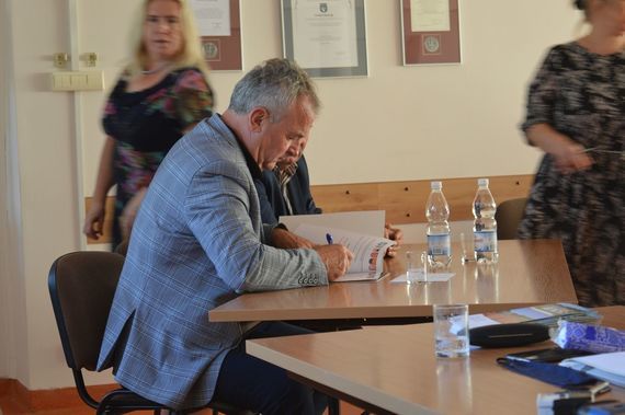 
                                                    Za zdjęciu podpisanie partnerstwa
                                                