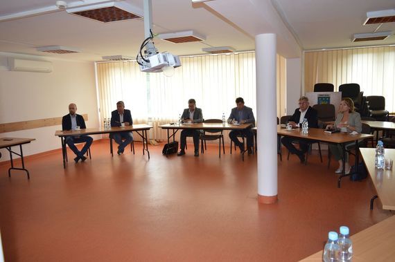 
                                                    uczestnicy spotkania przy stołach
                                                