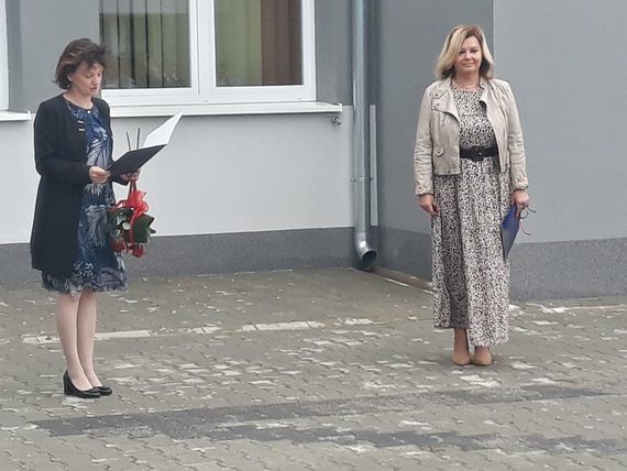 
                                                    Rozpoczęcie Roku w Zespole Szkół Zawodowych zdjęcie nauczycieli przed budynkiem szkoły
                                                