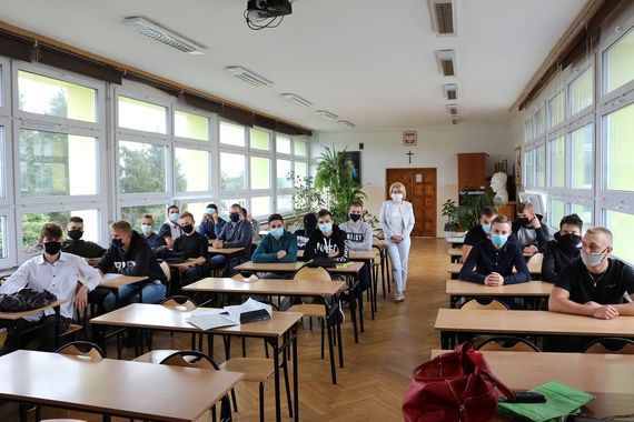 
                                                    Rozpoczęcie Roku w Zespole Szkół Zawodowych zdjęcie uczniów w klasie
                                                