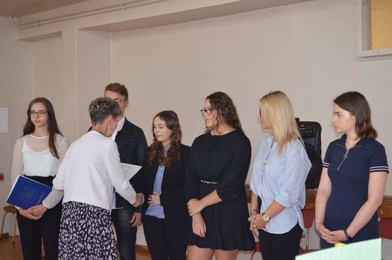 
                                                    Zdjęcie grupy osób przyjmującyhc gratulację
                                                
