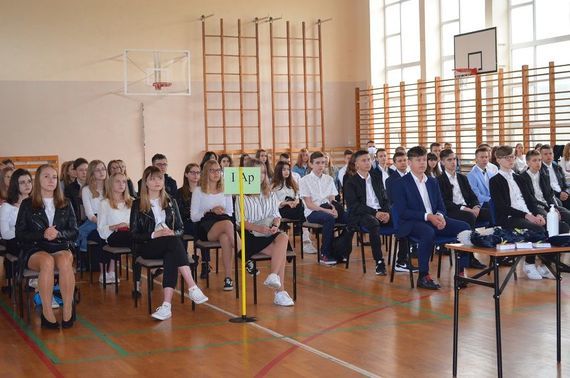 
                                                    Na zdjęciu uczniowie na sali gimnastycznej podczas rozpoczęcia roku
                                                