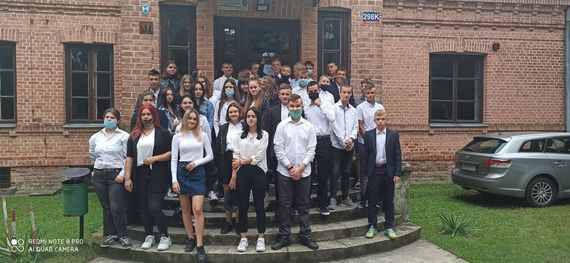 
                                                    Grupa uczniów przed budynkiem rozpoczęcie roku szkolnego
                                                
