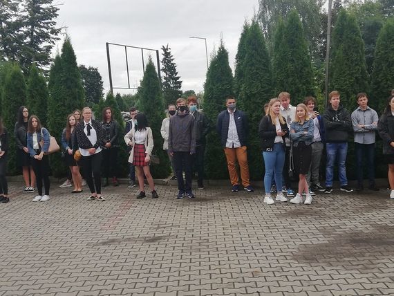 
                                                    Osoby przed budynkiem rozpiczęcie roku
                                                