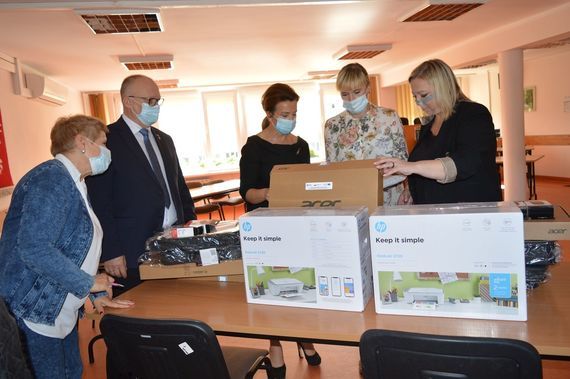 
                                                    Grupa osób przy sprzęcie komputerowym
                                                