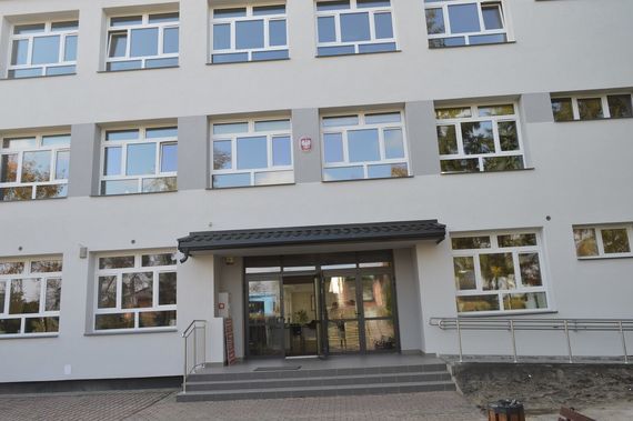 
                                                    Zdjęcie budynku z zewnątrz
                                                
