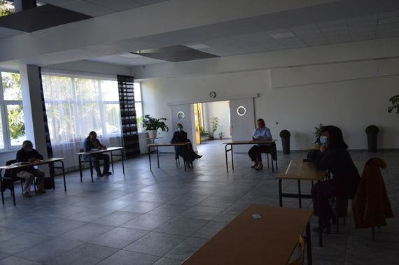
                                                    Zdjęcie osób siedzących w pomieszczeniu
                                                