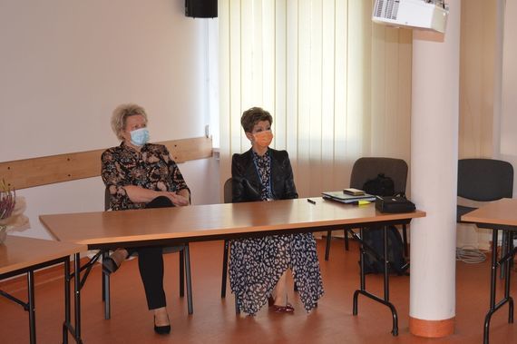 
                                                    Dwie kobiety siedzące za stołem
                                                