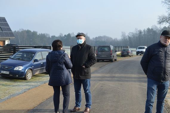 
                                                    Zdjęcie uczestników odebrania zmodernizowanej drogi 
                                                