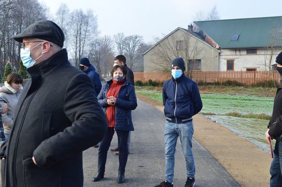 
                                                    Zdjęcie uczestników odebrania zmodernizowanej drogi 
                                                