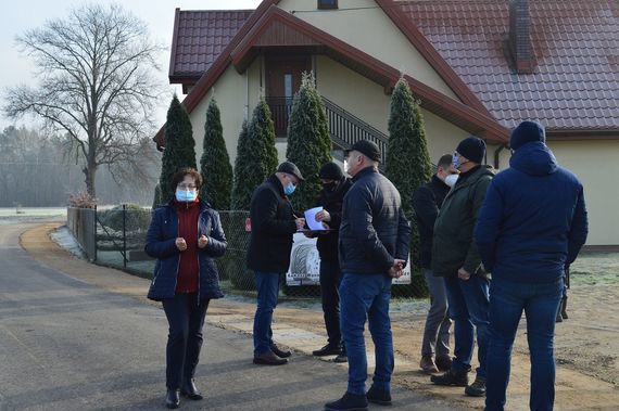 
                                                    Zdjęcie uczestników odebrania zmodernizowanej drogi 
                                                